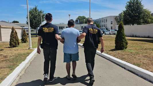 Constanţa: Un bărbat de 31 de ani a fost arestat preventiv pentru 30 de zile, după ce a incendiat trei maşini parcate / Incidentul a avut loc în luna mai, el fiind acuzat de distrugere