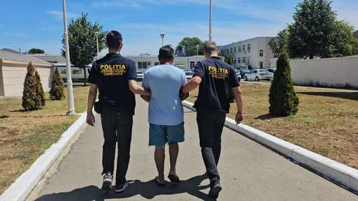 Constanţa: Un bărbat de 31 de ani a fost arestat preventiv pentru 30 de zile, după ce a incendiat trei maşini parcate / Incidentul a avut loc în luna mai, el fiind acuzat de distrugere