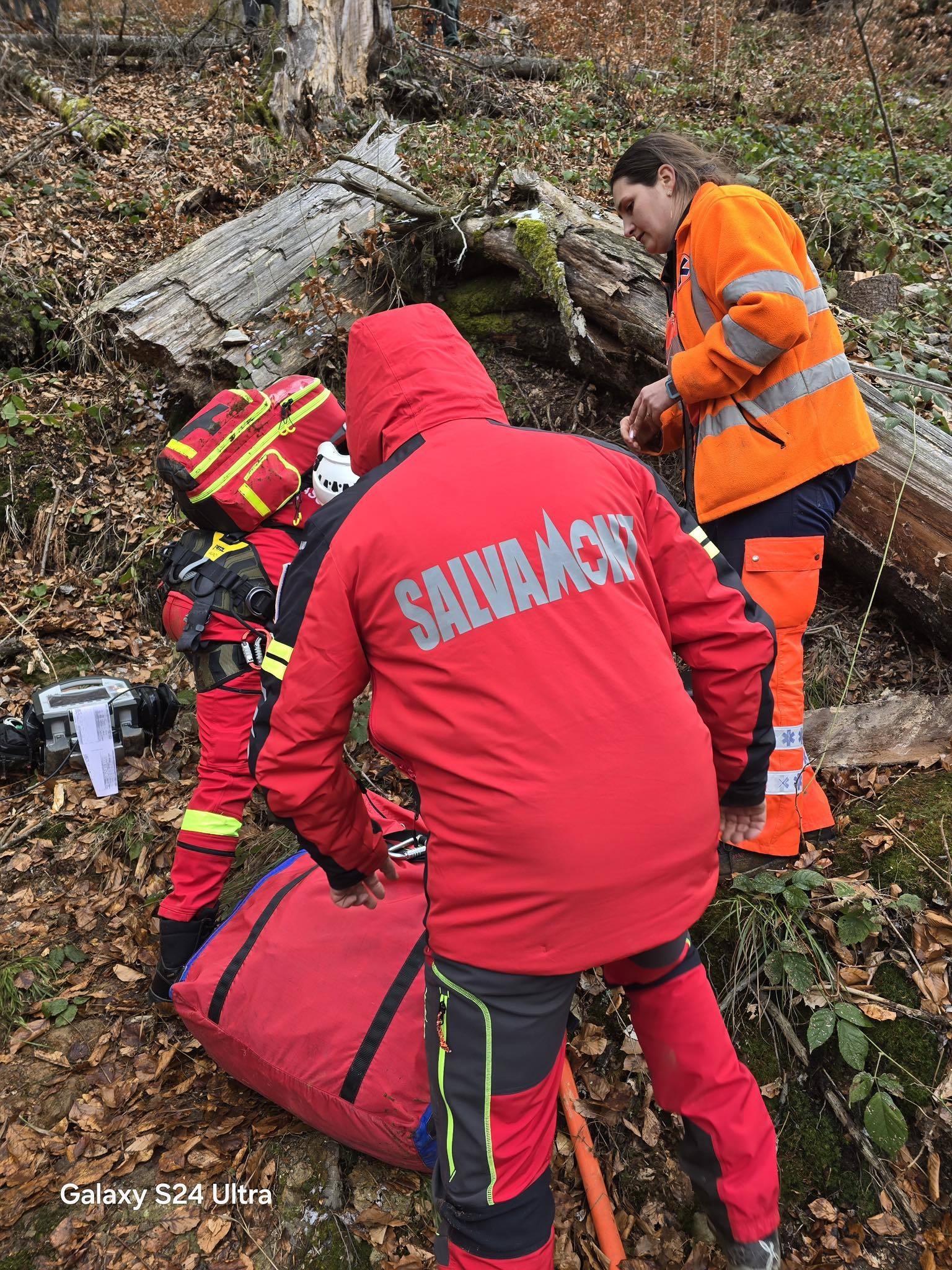 Persoană accidentată în zona lacului Colibiţa / Salvamontiştii îi acordă primul ajutor