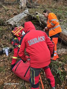 Persoană accidentată în zona lacului Colibiţa / Salvamontiştii îi acordă primul ajutor
