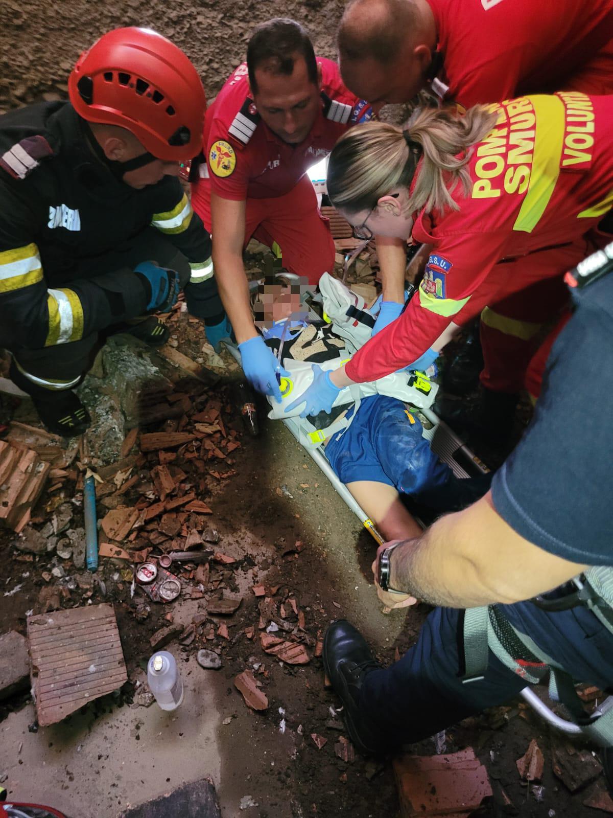 Copil căzut într-un canal tehnologic cu o adâncime de patru metri, la Târgu Mureş/ El are fracturi la braţe, fiind preluat în stare gravă de un echipaj medical - FOTO