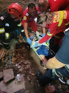 Copil căzut într-un canal tehnologic cu o adâncime de patru metri, la Târgu Mureş/ El are fracturi la braţe, fiind preluat în stare gravă de un echipaj medical - FOTO