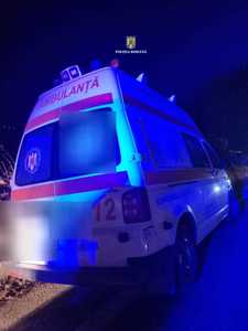 Ambulanţă furată din curtea Spitalului Judeţean de Urgenţă Giurgiu de un bărbat băut, care a distrus bariera de acces/ Autospeciala, urmărită de poliţişti care au tras două focuri de armă, fiind oprită cu un dispozitiv tip spike - FOTO