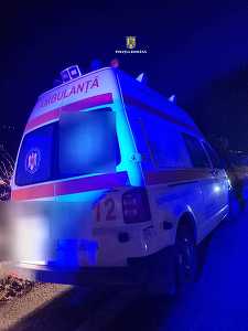 Ambulanţă furată din curtea Spitalului Judeţean de Urgenţă Giurgiu de un bărbat băut, care a distrus bariera de acces/ Autospeciala, urmărită de poliţişti care au tras două focuri de armă, fiind oprită cu un dispozitiv tip spike - FOTO