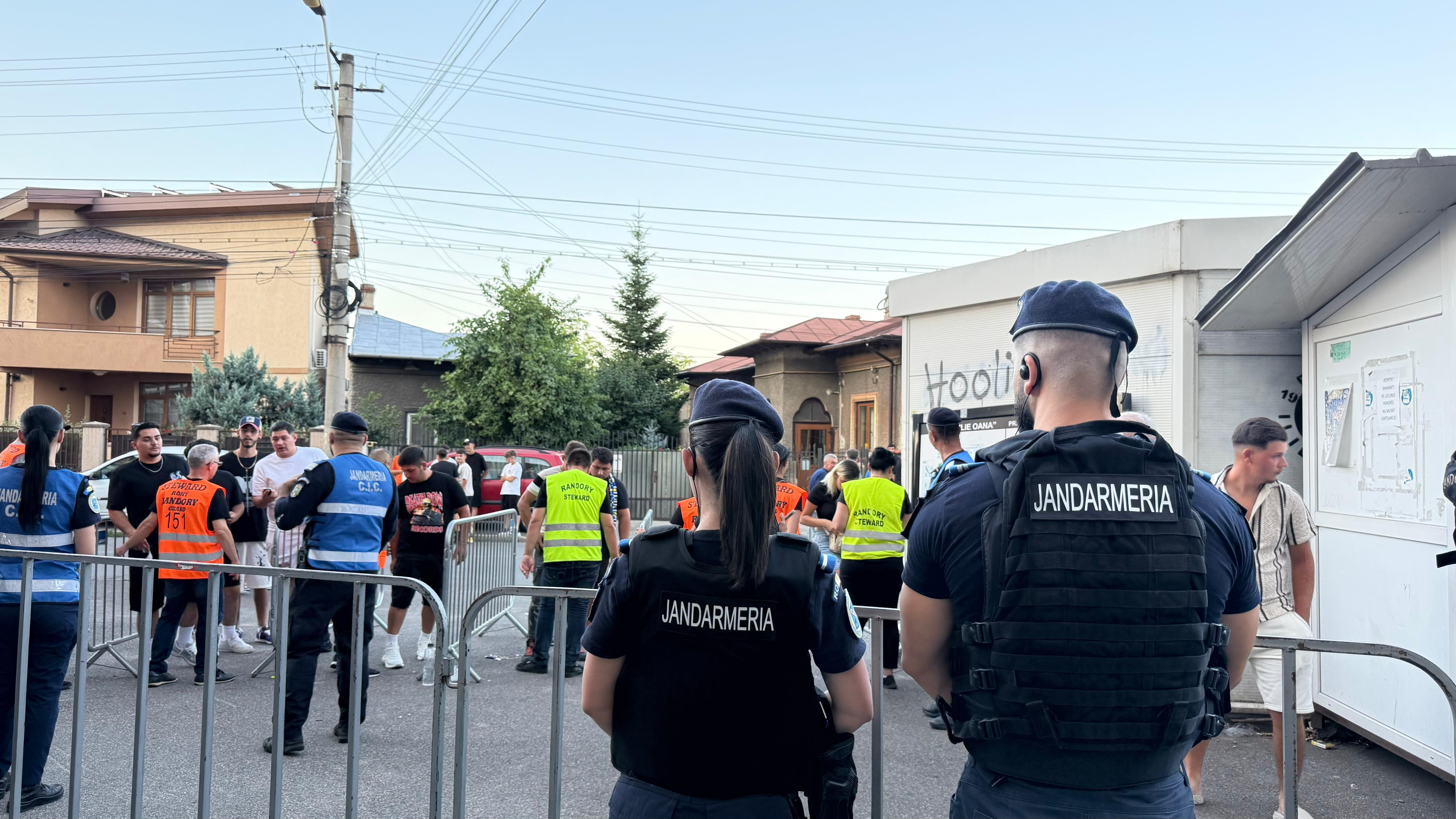 Şase suporteri, amendaţi de jandarmi la partida dintre Petrolul Ploieşti şi FCSB. Cinci fani petrolişti au primit interdicţia de a intra pe stadion 