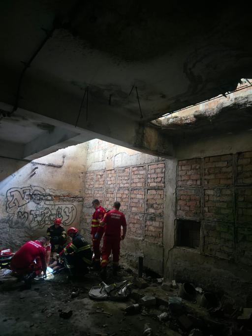 Poliţia a deschis dosar penal în cazul copilului care a căzut în clădirea unei centrale dezafectate, la Târgu Mureş/ El s-ar fi dezechilibrat, într-un moment de neatenţie, şi a căzut de la patru metri înălţime