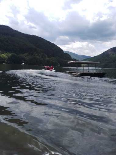 Bărbat căzut în lacul Tarniţa, găsit rapid de către scafandrii Serviciului Public Salvamont-Salvaspeo Cluj/ El este în stop cardio-respirator, fiind făcute manevre de resuscitare