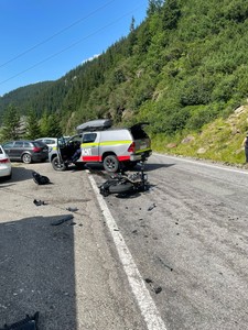 Motociclist accidentat grav pe Transfăgărăşan – A fost preluat de un elicopter SMURD, inconştient şi intubat / Motocicleta a fost lovită de o maşină / Şoferul autoturismului şi motociclistul, cetăţeni străini