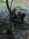 Hunedoara: Un bărbat şi o femeie au căzut într-o prăpastie, pe Defileul Jiului, de la o adâncime de 30-40 de metri / Au fost scoşi de pompieri - FOTO / VIDEO