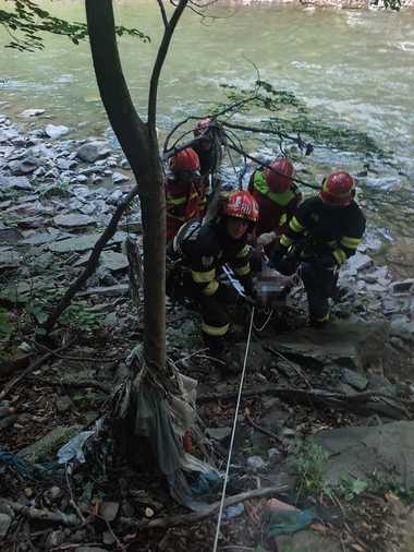 Hunedoara: Un bărbat şi o femeie au căzut într-o prăpastie, pe Defileul Jiului, de la o adâncime de 30-40 de metri / Au fost scoşi de pompieri - FOTO / VIDEO