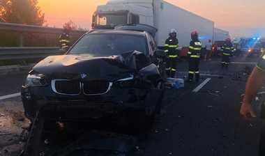Hunedoara - Accident grav pe A1, între Orăştie şi Simeria - trei autoturisme şi un autotren, implicate; şase persoane, incusiv doi copii, rănite - FOTO, VIDEO