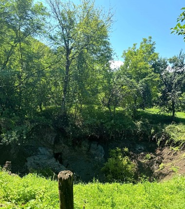 Maramureş: Alunecare de teren pe o suprafaţă de 150 de metri, în zona unei foste mine de sare / Crater cu un diametru de 30 de metri şi o adâncime de aproximativ 10-15 metri / O casă nelocuită, în pericol / Şapte persoane, evacuate - FOTO / VIDEO