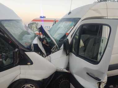 UPDATE - Mehedinţi: Un mort şi trei răniţi, două ce două microbuze de marfă s-au ciocnit, pe DN 56/ Traficul se desfăşoară alternativ