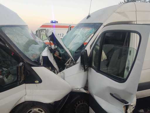 UPDATE - Mehedinţi: Un mort şi trei răniţi, două ce două microbuze de marfă s-au ciocnit, pe DN 56/ Traficul se desfăşoară alternativ