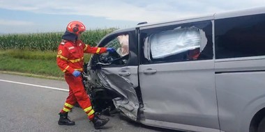 UPDATE - Planul Roşu de Intervenţie, activat în judeţul Suceava după ce un microbuz şi un autoturism s-au ciocnit pe DN 17/ Sunt implicate 10 persoane, conştiente şi cooperante/ Trei adulţi şi trei copii primesc îngrijiri medicale - VIDEO