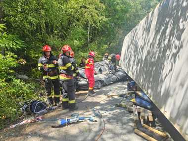Mehedinţi: O persoană a murit după ce un container metalic transportat de un TIR a căzut pe autoturismul în care se afla, în trafic