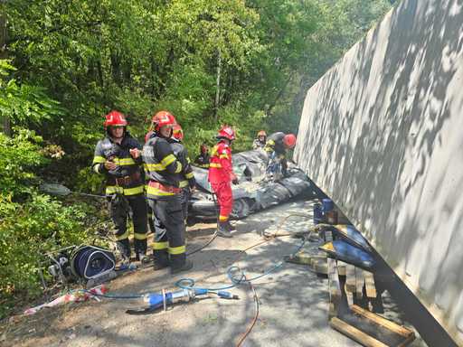 Mehedinţi: O persoană a murit după ce un container metalic transportat de un TIR a căzut pe autoturismul în care se afla, în trafic