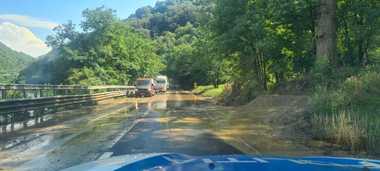 Trafic restricţionat pe DN 7, în judeţul Vâlcea, din cauza aluviunilor aduse de ploaie pe carosabil - FOTO