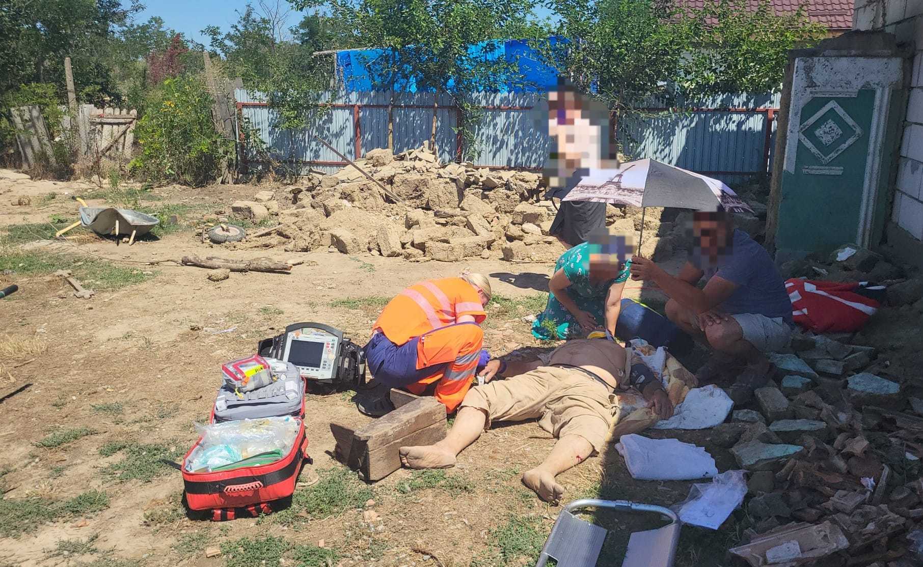 Vaslui: Un bărbat şi un adolescent, prinşi sub un perete pe care încercau să îl dărâme/ Cei doi, scoşi şi transportaţi la spital
