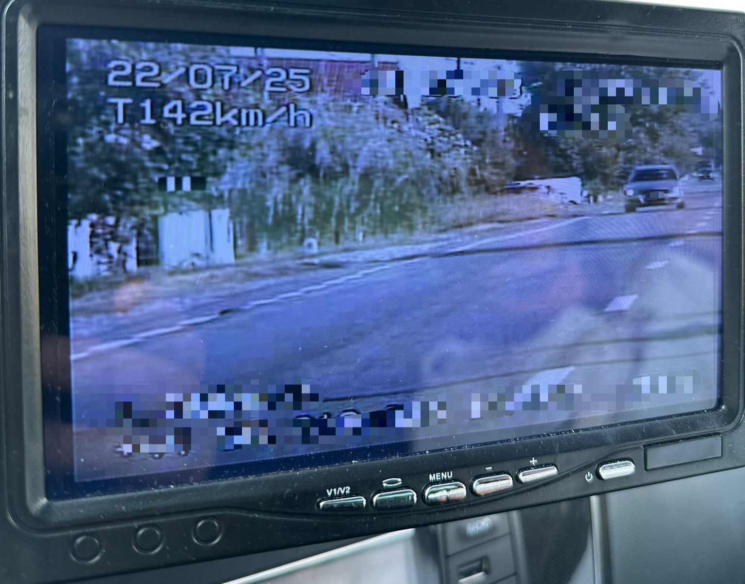 Vâlcea: Şofer de 25 de ani, înregistrat cu aparatul radar având o viteză de 142 de kilometri la oră, pe un sector de drum naţional unde limita era de 60 km/h / A primit amendă de peste 4.000 de lei şi i-s fost suspendat dreptul de a conduce