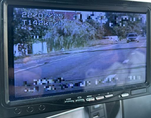 Vâlcea: Şofer de 25 de ani, înregistrat cu aparatul radar având o viteză de 142 de kilometri la oră, pe un sector de drum naţional unde limita era de 60 km/h / A primit amendă de peste 4.000 de lei şi i-s fost suspendat dreptul de a conduce

