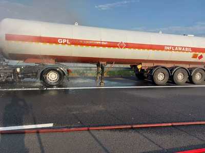 UPDATE - Buzău: Incendiu la o cisternă cu GLP care circula pe A7 /  A fost emis mesaj RO-Alert / Şoferul a suferit arsuri - FOTO