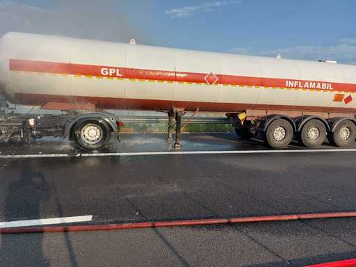 UPDATE - Buzău: Incendiu la o cisternă cu GLP care circula pe A7 /  A fost emis mesaj RO-Alert / Şoferul a suferit arsuri - FOTO