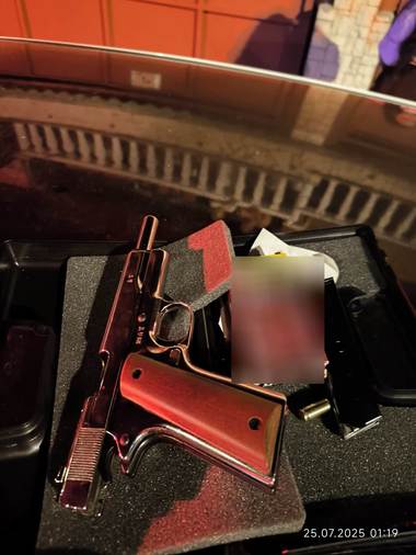 Tulcea: Tânăr de 22 ani, reţinut pentru 24 de ore, după ce a tras cu un pistol în direcţia a doi bărbaţi / Poliţiştii au stabilit că arma era neletală şi era deţinută ilegal