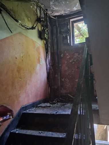 Vaslui: Zeci de persoane evacuate dintr-un bloc de locuinţe din Bârlad, în urma unui incendiu provocat cel mai probabil de o ţigară aruncată aprinsă pe casa scării - FOTO