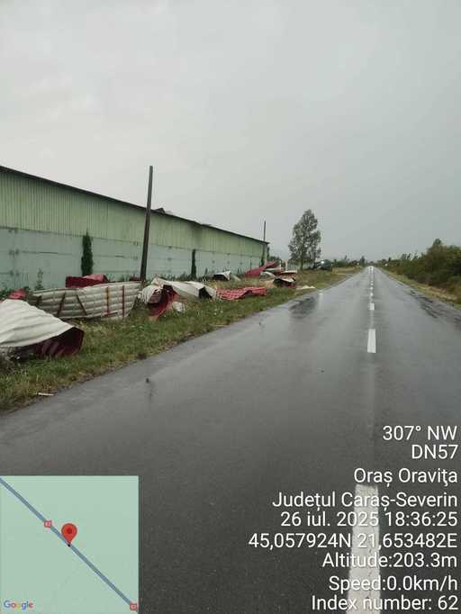 Caraş Severin: O furtună puternică a provocat pagube însemnate. Un stâlp a căzut peste o maşină, acoperişuri au fost luate de vânt 
