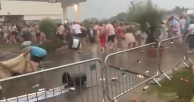 Mai mulţi spectatori la un concert au slicitat sprijinul medicilor, copaci şi fire de curent căzute, în urma unei furtuni care a avut loc la Timişoara