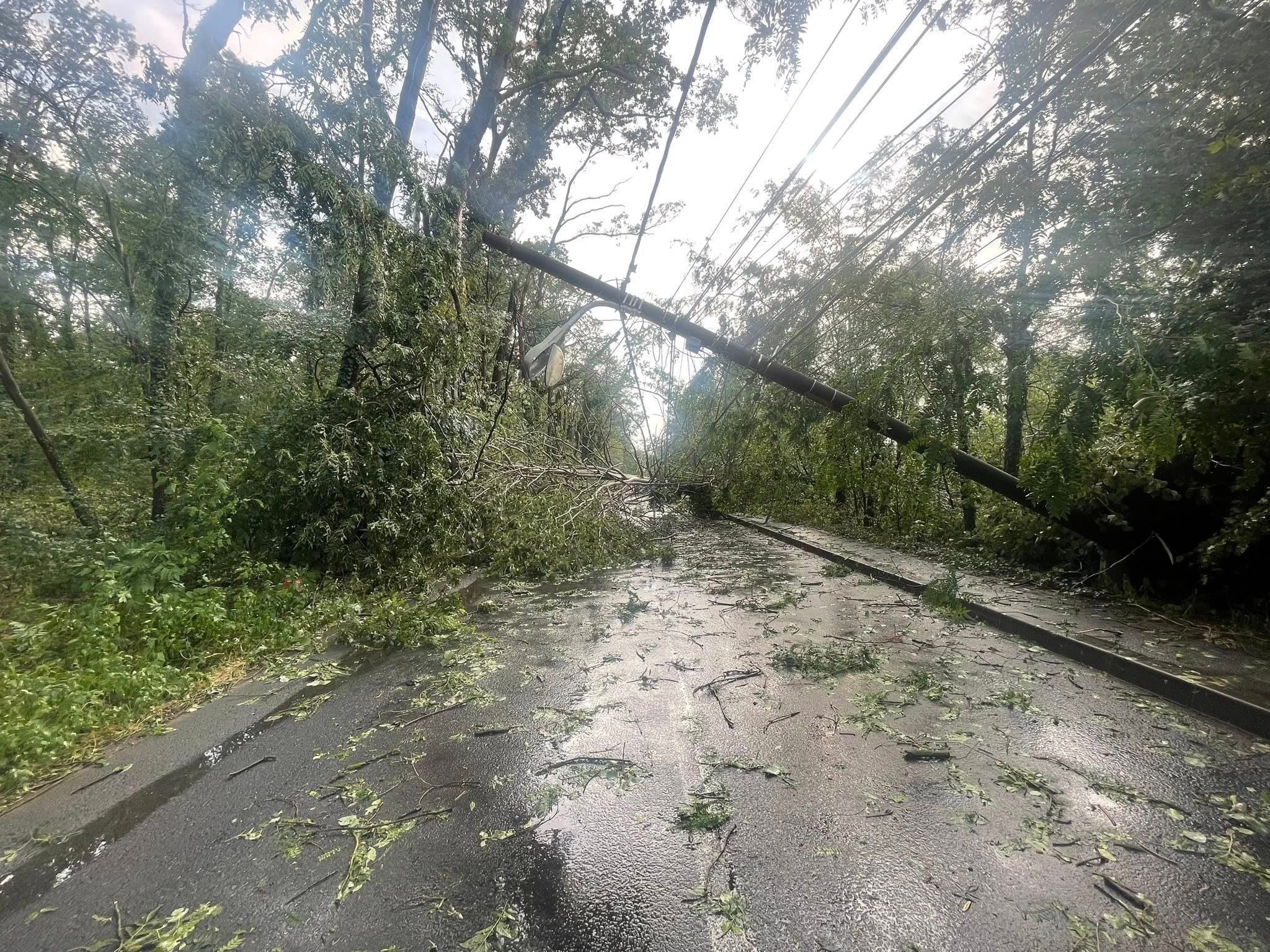 Hunedoara: Acoperişul unui bloc a fost smuls în municipiu, copaci căzuţi în diferite zone ale oraşului, mai multe autoturisme avariate, în urma vijeliei