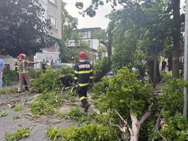 Cluj: Arbori puşi la pământ de vânt, fire de electricitate rupte de furtună. În Cluj Napoca, un cablu de curent a căzut peste un tramvai. Autorităţile raportează că nu sunt victime