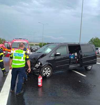 Hunedoara: Doi copii, de 6 şi 7 ani, şi mama lor, transportaţi la spital în urma unui accident rutier produs pe A1 - FOTO