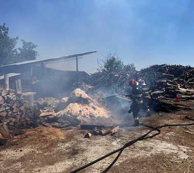 Prahova: Incendiu la o fabrică de cherestea din localitatea Filipeştii de Târg. Focul a fost provocat, cel mai probabil, de radiaţia solară acumulată sau reflectată, spun pompierii