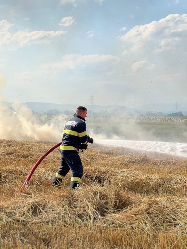 Prahova: Incendiu de amploare, al doilea produs duminică, la care pompierii intervin în apropiere de Ploieşti