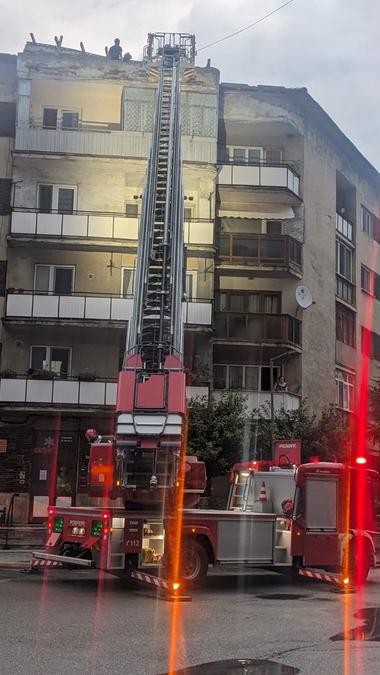 Vâlcea: Vijelia a desprins porţiuni din acoperişul unui bloc şi acoperişurile a două case în două localităţi