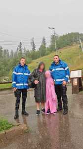 Suceava: Două persoane, între care un copil, au rămas blocate la o cabană din Gura Humorului, din cauza unei ploi torenţiale care a făcut imposibil accesul dinspre şi către imobil. Jandarmii au intervenit în sprijinul lor
