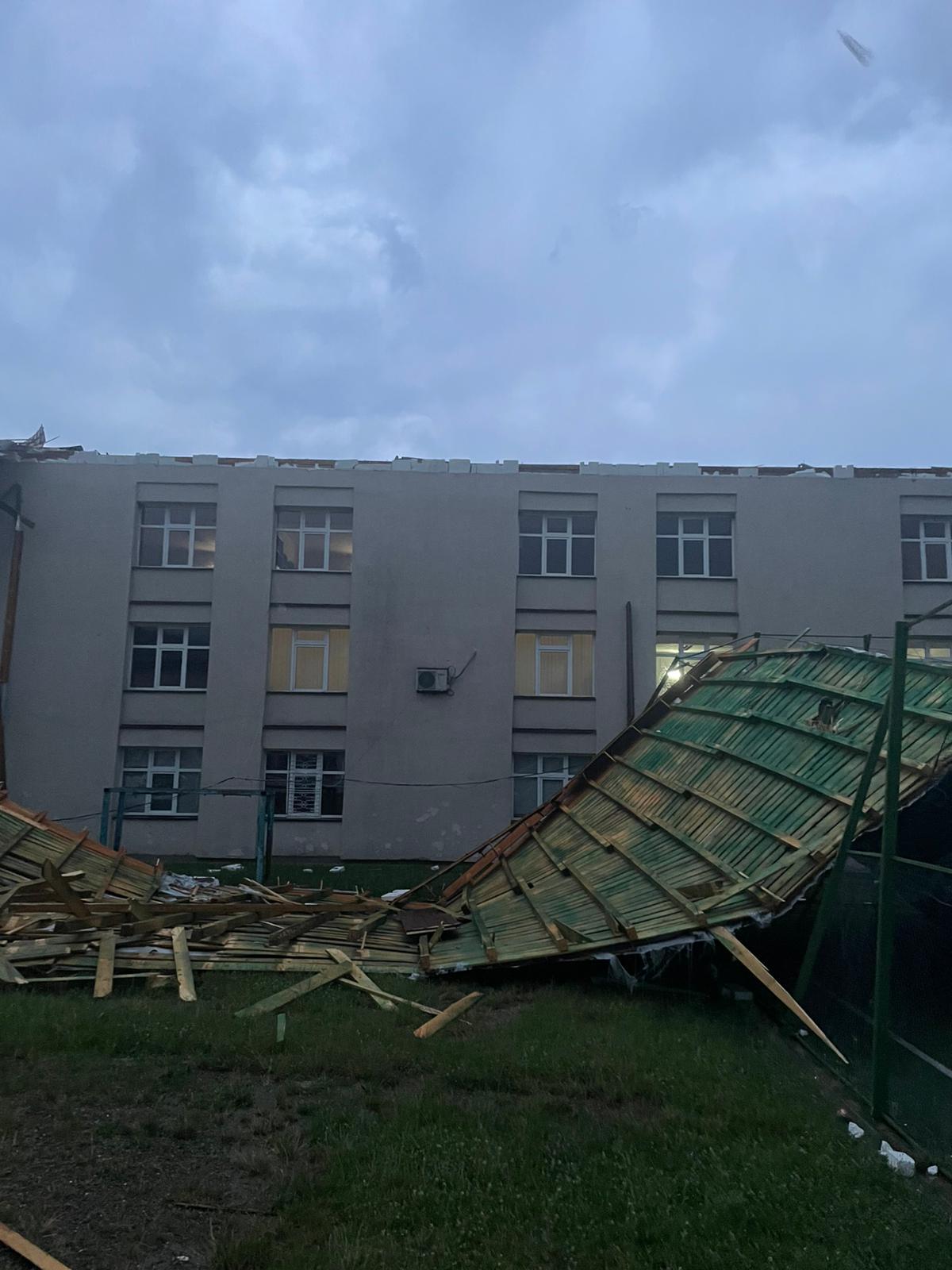 Botoşani: Pompierii au primit 29 de apeluri la 112 privind efectele furtunii în mai multe localităţi / Mai multe locuinţe au fost inundate, copaci dărâmaţi, acoperişul unui internat luat de vânt / A fost emis mesaj RO-Alert