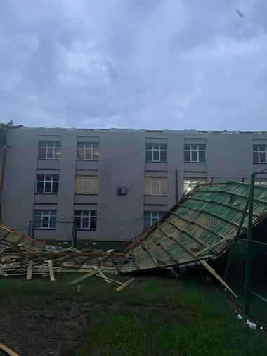 Botoşani: Pompierii au primit 29 de apeluri la 112 privind efectele furtunii în mai multe localităţi / Mai multe locuinţe au fost inundate, copaci dărâmaţi, acoperişul unui internat luat de vânt / A fost emis mesaj RO-Alert