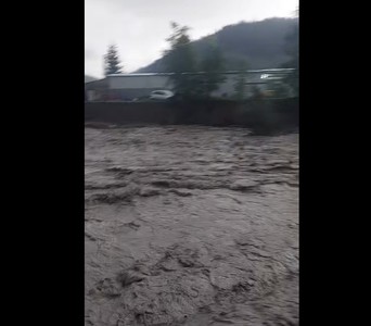 Suceava: Opt persoane, între care doi copii, salvate dintr-o locuinţă înconjurată de apele ieşite din matcă ale pârâului Ostra - FOTO, VIDEO