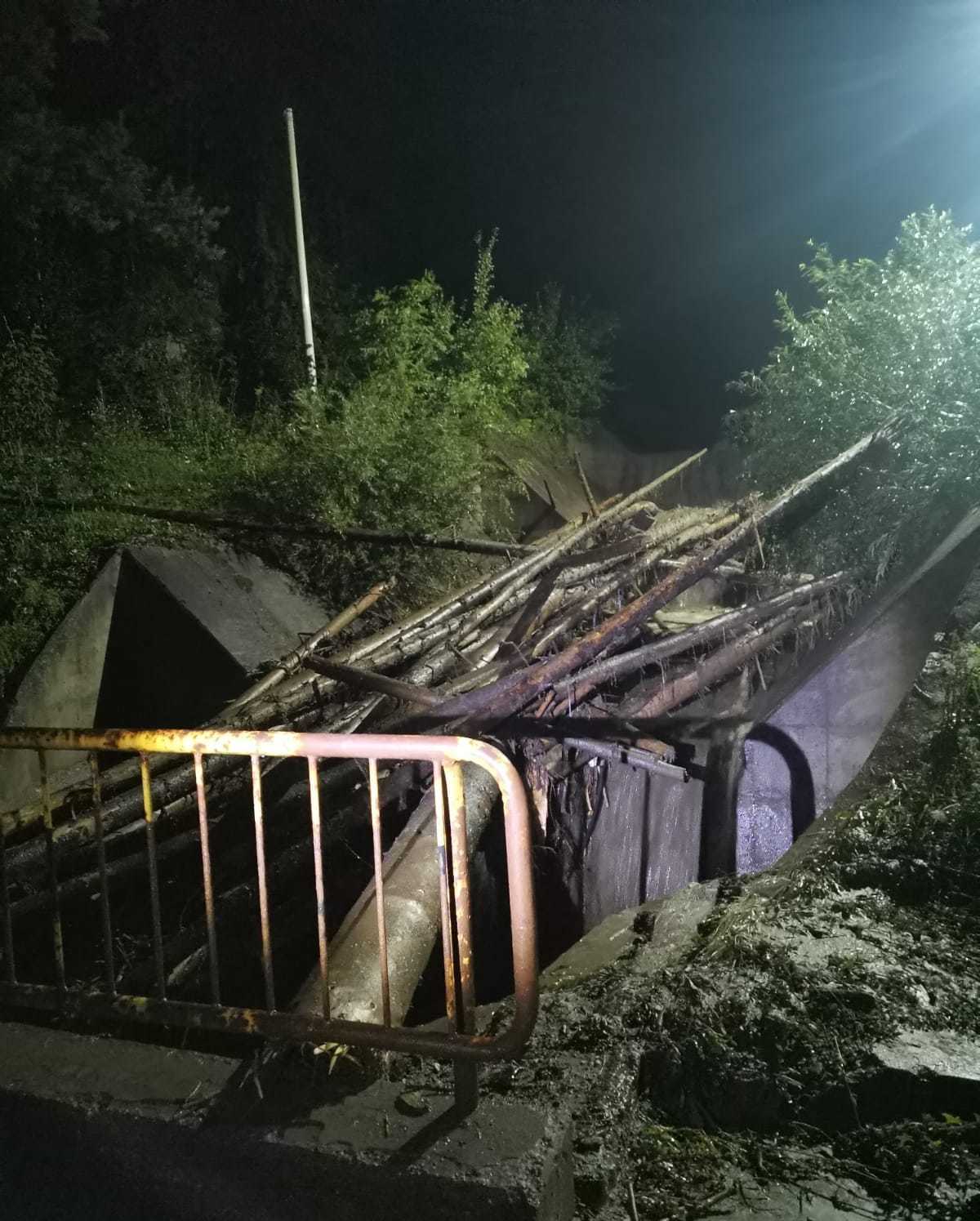 Neamţ - Sute de persoane evacuate din trei comune afectate de inundaţii / Drumul Naţional 17B a fost acoperit de ape - FOTO, VIDEO