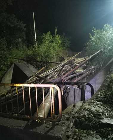 Neamţ - Sute de persoane evacuate din trei comune afectate de inundaţii / Drumul Naţional 17B a fost acoperit de ape - FOTO