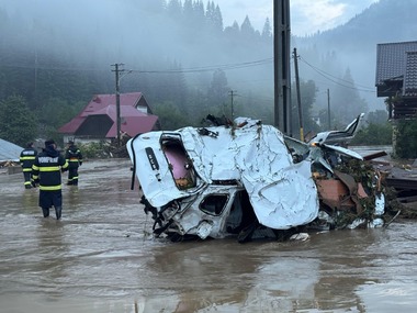 IGSU - 25 de localităţi din nouă judeţe au fost afectate de furtuni/ În Suceava, o persoană a fost găsită decedată în albia pârâului Neagra / Aproape 900 de persoane evacuate în Neamţ/ 25 de copaci şi cinci stâlpi de electricitate prăbuşiţi - FOTO