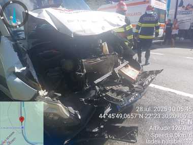 Caraş-Severin: Plan roşu de intervenţie după un accident în care au fost implicate un microbuz şi un TIR/ 3 persoane au necesitat îngrijiri medicale - FOTO