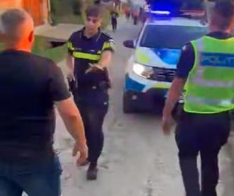 Caraş-Severin: Poliţist atacat de mai mulţi oameni dintr-un sat, după ce a oprit un bărbat care conducea un ATV şi care consumase alcool/ Agentul a scos pistolul din dotare pentru a se apăra VIDEO