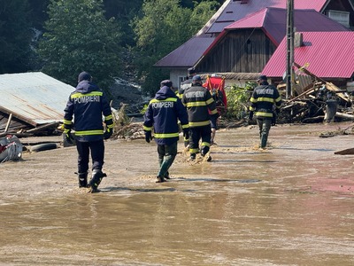 Patru elicoptere, în judeţul Suceava pentru a ajuta la salvarea persoanelor surprinse în case de apele revărsate / Aeronavele intervin şi preiau oamenii, prin troliere, acolo unde echipajele terestre nu pot ajunge – FOTO / VIDEO