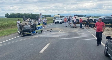 Timiş: Accident cu trei maşini, între care o autospecială de Poliţie / O persoană este încarcerată / A fost chemat elicopterul SMURD