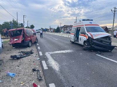 UPDATE - Vâlcea - Ambulanţă implicată într-un accident rutier, după ce o autoutilitară nu i-a acordat prioritate. O voluntară din ambulanţă şi un copil din celălalt vehicul au fost răniţi - FOTO