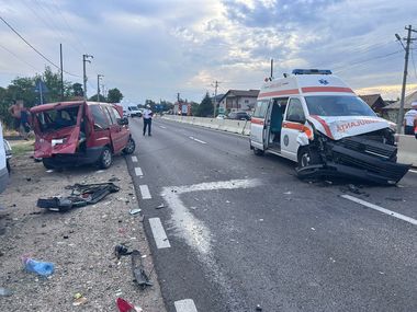UPDATE - Vâlcea - Ambulanţă implicată într-un accident rutier, după ce o autoutilitară nu i-a acordat prioritate. O voluntară din ambulanţă şi un copil din celălalt vehicul au fost răniţi - FOTO